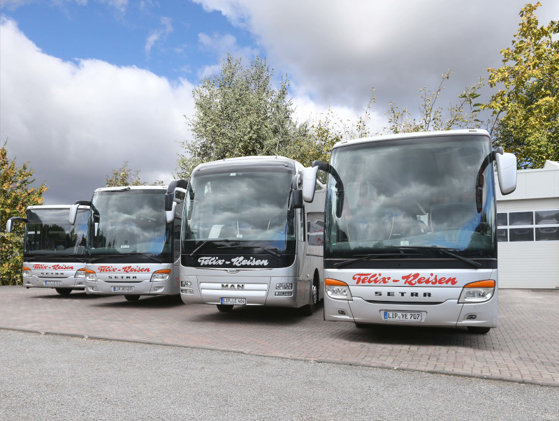 Felix Reisen Fuhrpark mit vier Reisebussen Vier Felix Reisen Reisebusse auf dem Betriebshof als Fuhrpark für Busreisen, Linienverkehr und Mietbusfahrten